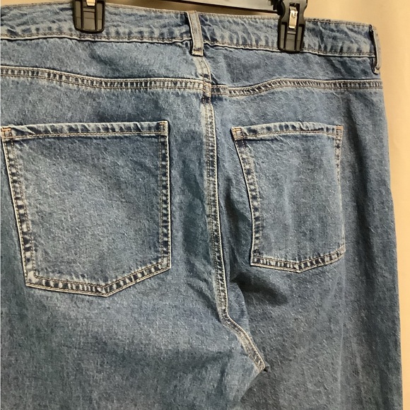 Garage Mom jeans with distressed hems - Picture 4 of 10